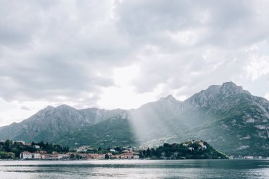 Şehrin Dağları arasında. Deniz Bay.