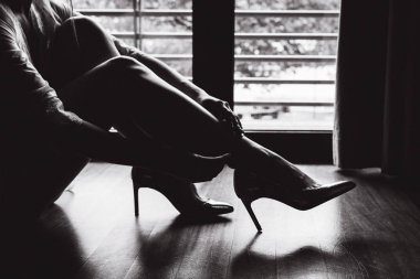 Bir kadının ayakkabı üzerinde koyarak.