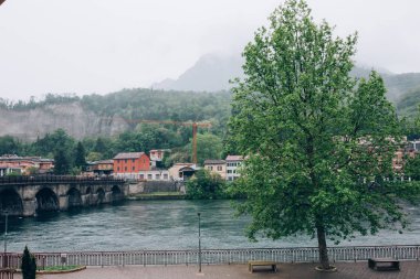 Şehrin Dağları arasında. Deniz Bay.