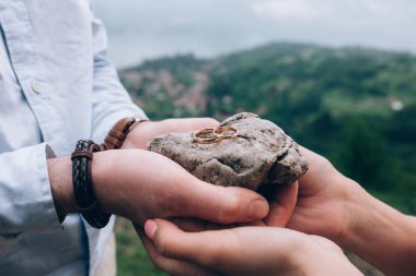 Gelin ve damat birbirlerinin alyans elbise.