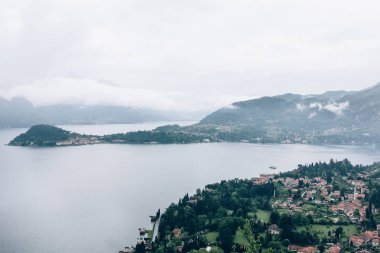 Şehrin Dağları arasında. Deniz Bay.