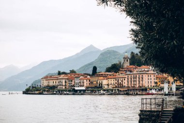Şehrin Dağları arasında. Deniz Bay.