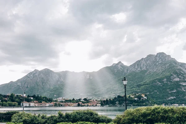 Şehrin Dağları arasında. Deniz Bay.