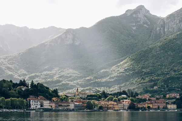 Şehrin Dağları arasında. Deniz Bay.