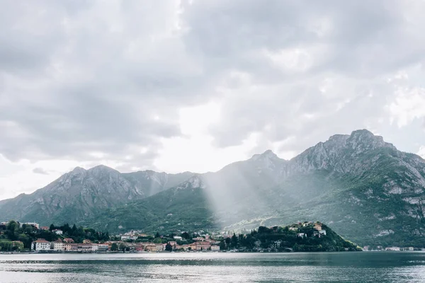 Şehrin Dağları arasında. Deniz Bay.