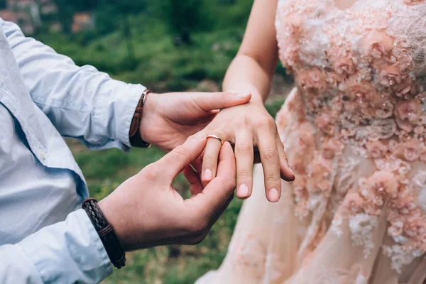新郎新婦ドレスアップ互いの結婚指輪 — ストック写真