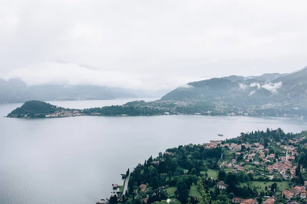 Şehrin Dağları arasında. Deniz Bay.