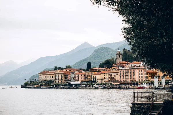 Şehrin Dağları arasında. Deniz Bay.
