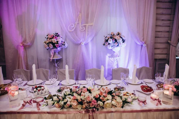 Una Mesa Boda Con Cubiertos Velas Flores —  Fotos de Stock