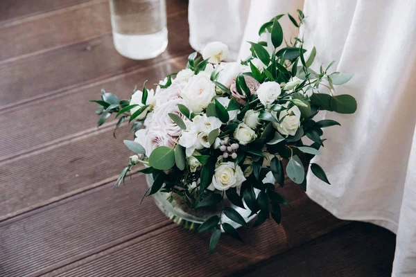 Gül düğün buketi.