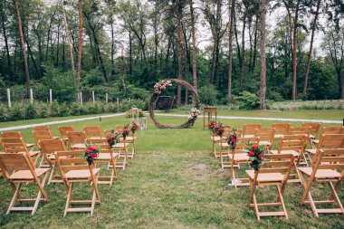 Yer kutlama. Düğün kemer-yuvarlağına bir yeşil glade.