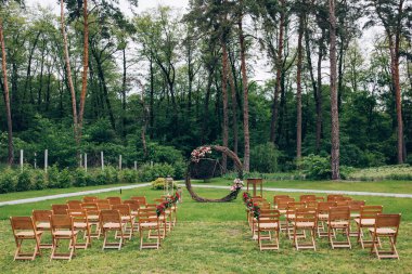 Yer kutlama. Düğün kemer-yuvarlağına bir yeşil glade.