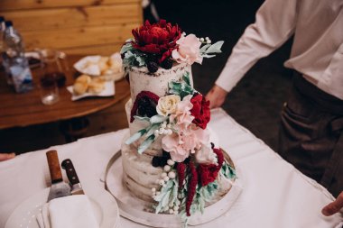 Çok düzeyli düğün pastası.