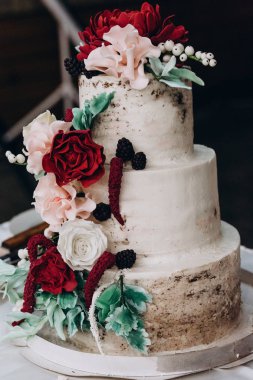 Çok düzeyli düğün pastası.