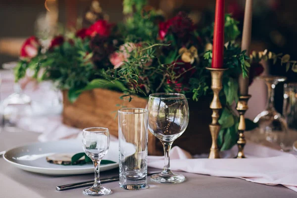 Una Mesa Boda Con Cubiertos Velas Flores — Foto de Stock