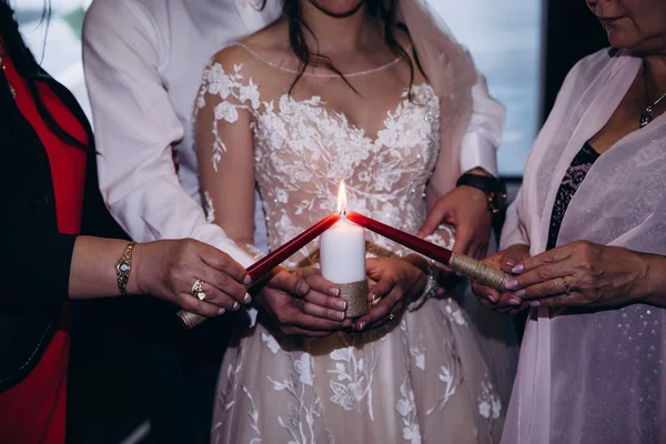 Recém Casados Segurando Uma Vela Acesa — Fotografia de Stock