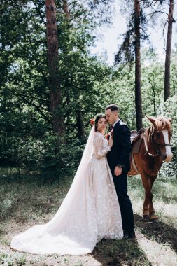 Yeni evliler orman yürüyüşü sırtında.