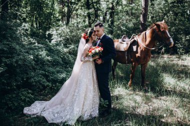 Yeni evliler orman yürüyüşü sırtında.