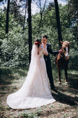 Yeni evliler orman yürüyüşü sırtında.