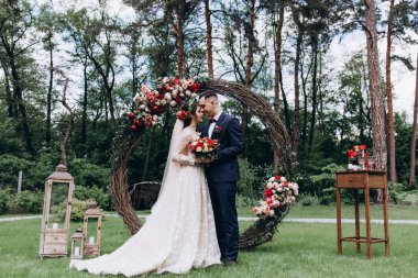 Yeni evliler orman yürüyüşü sırtında.