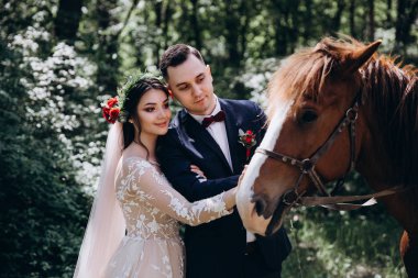 Yeni evliler orman yürüyüşü sırtında.