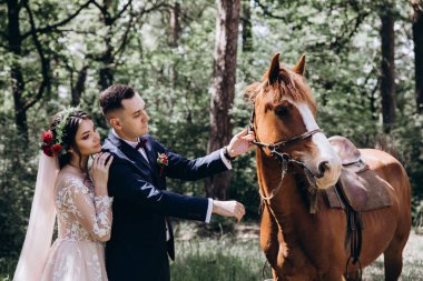 Yeni evliler orman yürüyüşü sırtında.