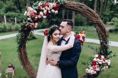 Yeni evliler doğada yürüyüş.