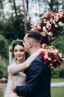 Yeni evliler doğada yürüyüş.