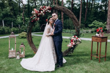 Yeni evliler doğada yürüyüş.