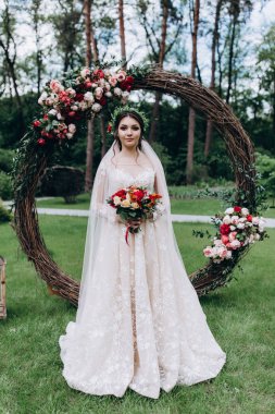 Bir gelin beyaz elbiseli güzel düğün buket tutuyor.