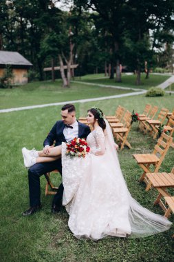 Yeni evliler doğada yürüyüş.