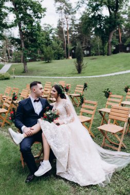 Yeni evliler doğada yürüyüş.