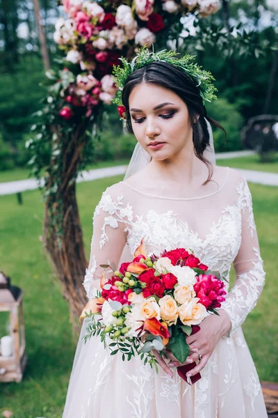 Una Sposa Abito Bianco Sta Tenendo Bellissimo Bouquet Sposa — Foto Stock