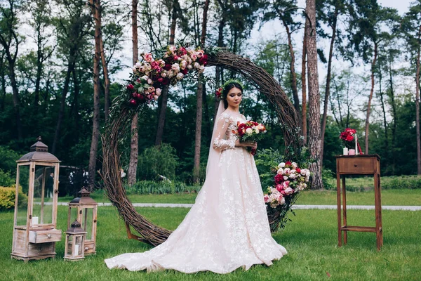 Una Sposa Abito Bianco Sta Tenendo Bellissimo Bouquet Sposa — Foto Stock