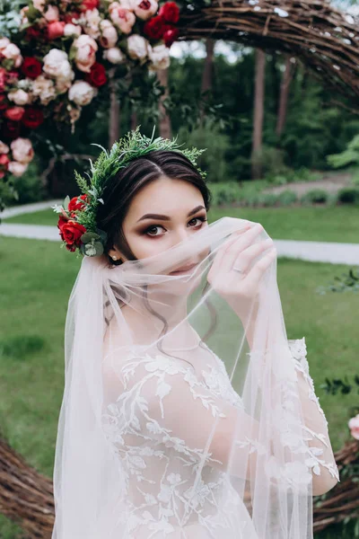 Una Novia Vestido Blanco Está Sosteniendo Hermoso Ramo Bodas —  Fotos de Stock