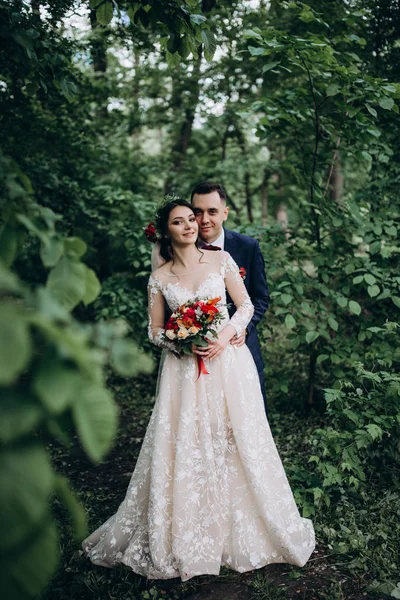 Caminando Recién Casados Naturaleza —  Fotos de Stock