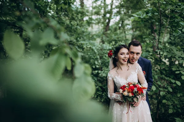 Caminando Recién Casados Naturaleza — Foto de Stock