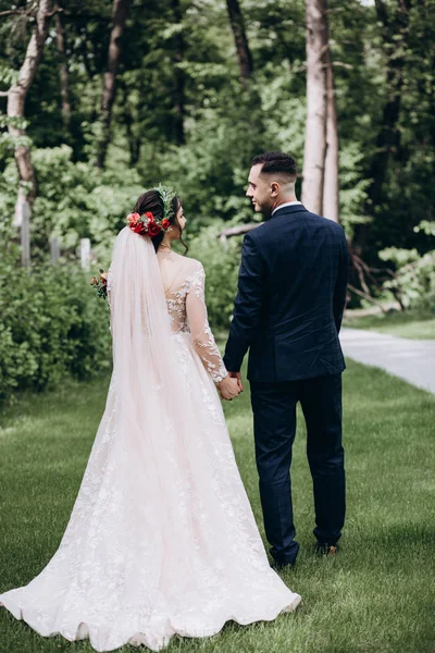 Caminando Recién Casados Naturaleza —  Fotos de Stock