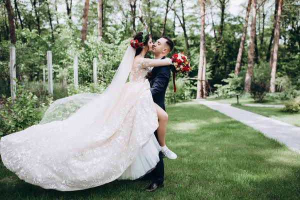 Caminhando Recém Casados Natureza — Fotografia de Stock