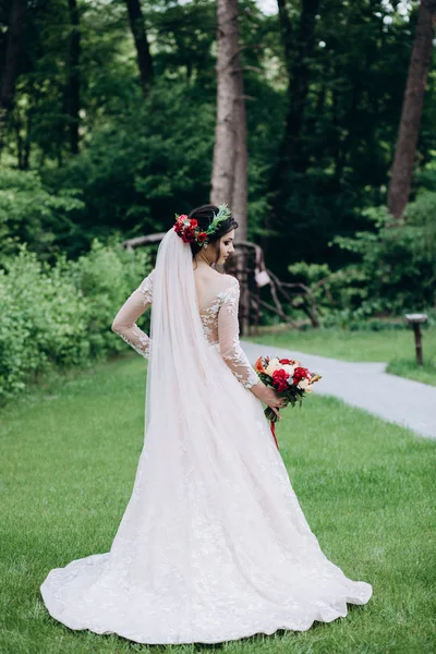 Una Sposa Abito Bianco Sta Tenendo Bellissimo Bouquet Sposa — Foto Stock