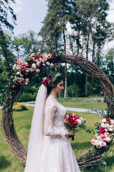 Een Bruid Een Witte Jurk Houdt Een Mooie Bruiloft Boeket Stockfoto