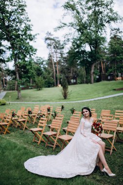 Bir gelin beyaz elbiseli güzel düğün buket tutuyor.