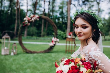 Bir gelin beyaz elbiseli güzel düğün buket tutuyor.