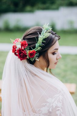 Bir gelin beyaz elbiseli güzel düğün buket tutuyor.