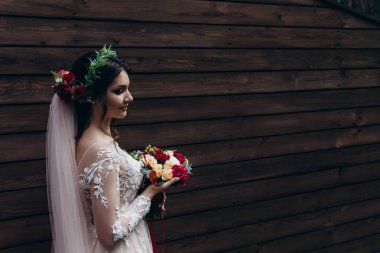 Bir gelin beyaz elbiseli güzel düğün buket tutuyor.