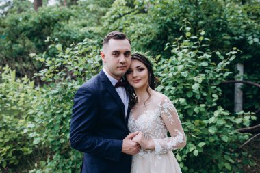 Yeni evliler doğada yürüyüş.