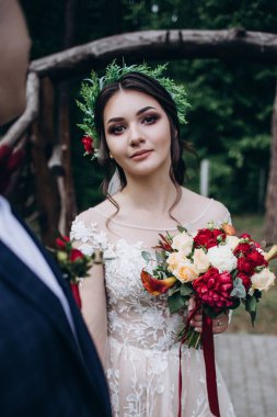 Yeni evliler doğada yürüyüş.