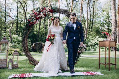 Gelin ve damat çiçek arch yakınındaki düğün.