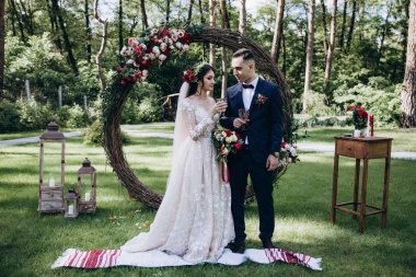 Gelin ve damat çiçek arch yakınındaki düğün.