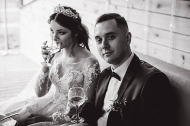 Düğün masa yeni evliler. Yeni evliler düğün masada kutlama.